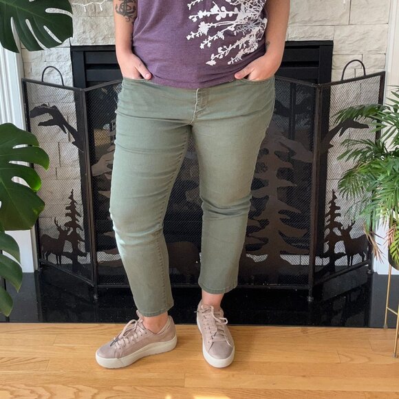 SONOMA Capri Crop Stretch Ladies Olive Green Soft Jeans. Size 14. Zip Pockets - Picture 5 of 12